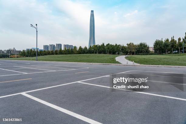 empty parking lot in a park - parking space imagens e fotografias de stock