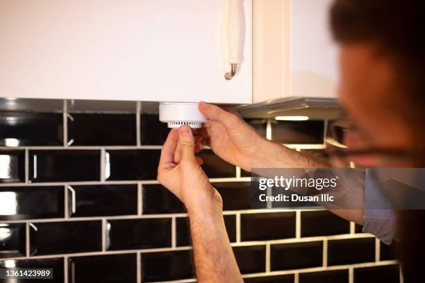 sensor wifi de humo - detector de humo fotografías e imágenes de stock