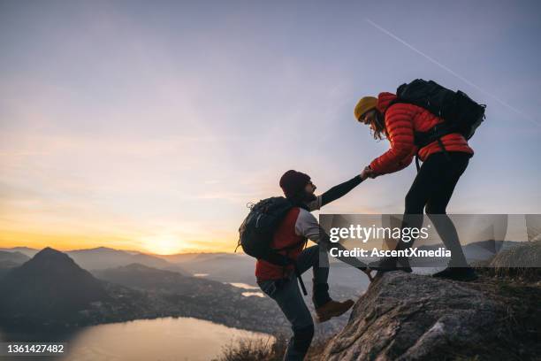 wanderpaar besteigt bergrücken - first half sport stock-fotos und bilder