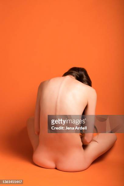 woman bad posture, woman spine - beautiful bare bottoms 個照片及圖片檔