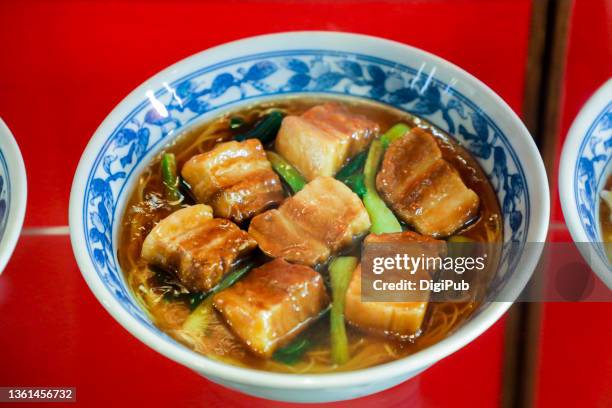 chinese noodles with braised porkbelly, food model - sudderen stockfoto's en -beelden