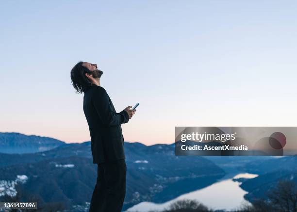 geschäftsmann entspannt bei sonnenaufgang auf bergrücken - schweiz business stock-fotos und bilder