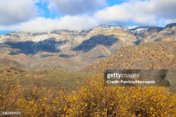 fall color, clouds and topatopa mountains - ojai california photos et images de collection