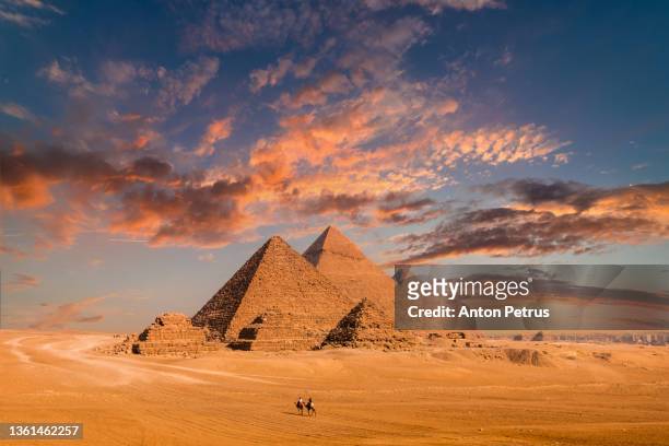great pyramid of cheops  at sunset. giza, cairo, egypt - unesco gruppo organizzato foto e immagini stock