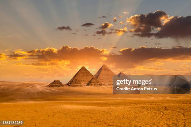 great pyramid of cheops  at sunset. giza, cairo, egypt - pirámide fotografías e imágenes de stock