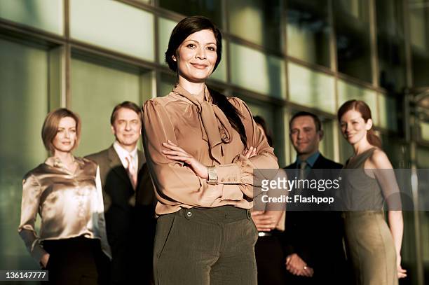 portrait of business woman and colleagues - onscherpe achtergrond stockfoto's en -beelden