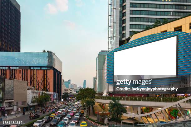 blank billboard on the building. useful for your advertisement. - edificio de eventos - fotografias e filmes do acervo