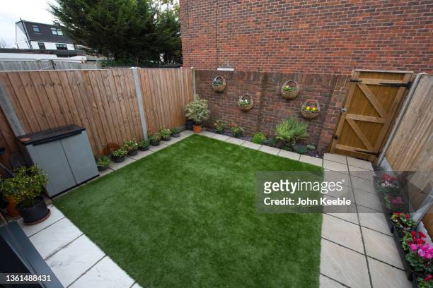 property exterior garden - turf fotografías e imágenes de stock