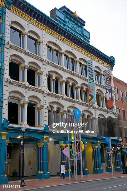 wildly-painted building with columns - louisville kentucky stockfoto's en -beelden