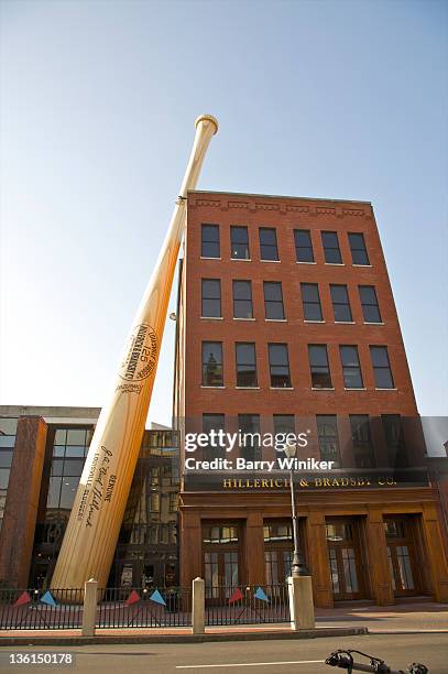 huge bat leaning against five-story building - louisville v kentucky stock pictures, royalty-free photos & images