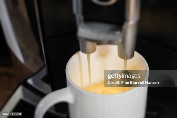 machine of coffee with a cup of warm and creamy coffee - finn bjurvoll imagens e fotografias de stock