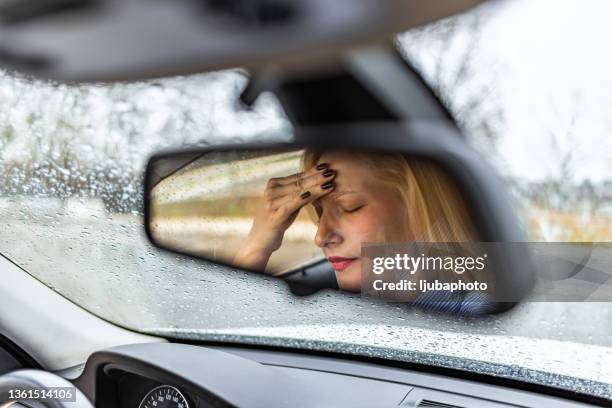 woman drives her car for the first time, tries to avoid a car accident, is very nervous, scared, worries - drunk woman 個照片及圖片檔