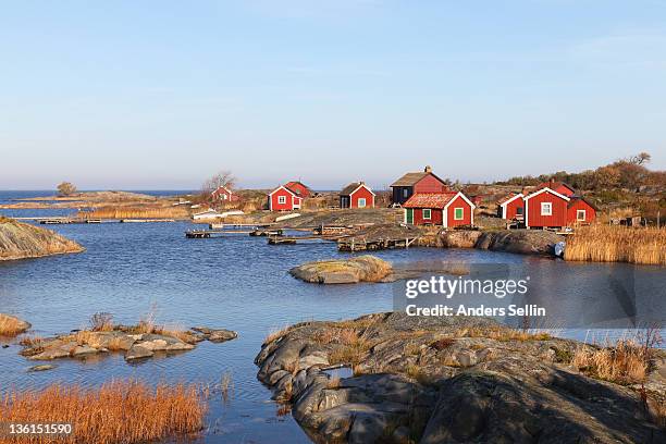 small cottages in autumn i archipelago - schweden stock-fotos und bilder
