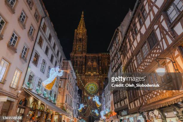 crowd on christmas market in strasbourg - kathedraal stockfoto's en -beelden