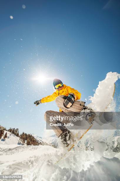 woman snowboarding at ski resort - boarding 個照片及圖片檔