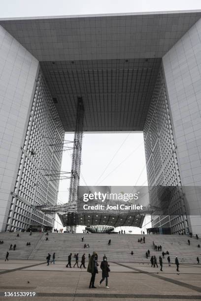 pandemie in paris mit gesichtsmasken vor der grande arche de la defense - la grande arche de la défense stock-fotos und bilder