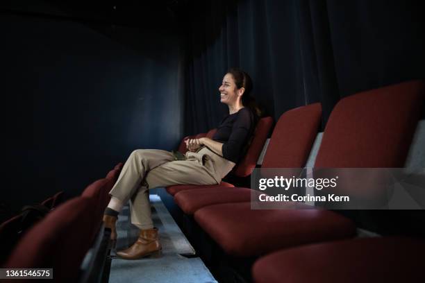 woman directing theatre play - art director photos et images de collection