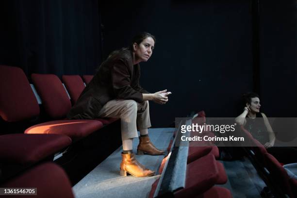 woman directing theatre play - film director stock-fotos und bilder