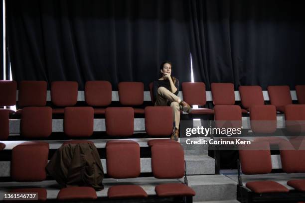 woman directing theatre play - backstage and audience stock pictures, royalty-free photos & images