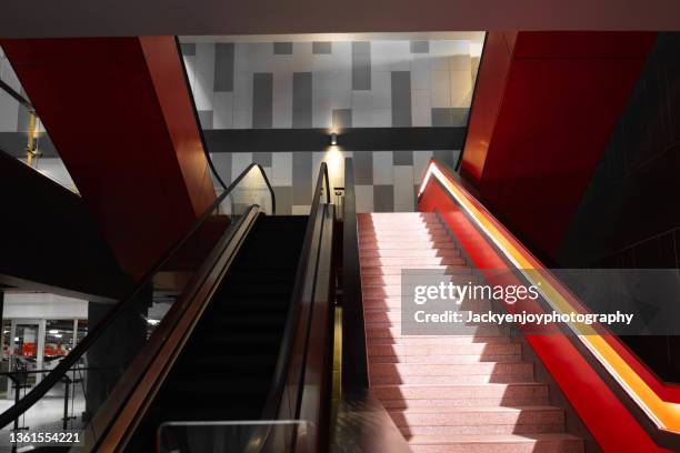 front view of escalator - recessed lighting ceiling 個照片及圖片檔