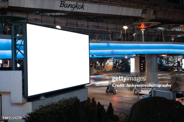 blank billboard on city street at night. outdoor advertising - bus advertising stockfoto's en -beelden