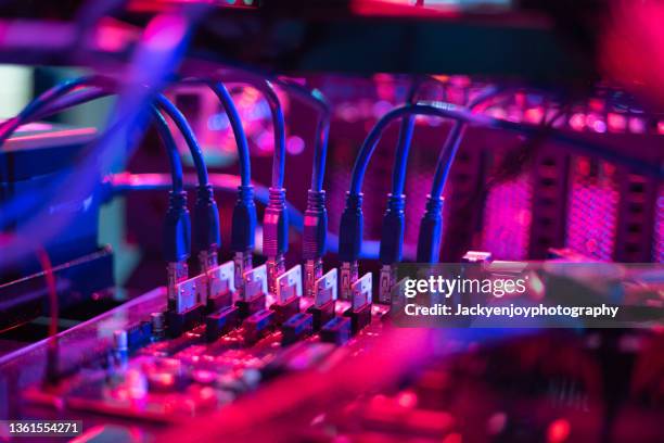 cryptocurrency mining rigs in a data center - mining natural resources stockfoto's en -beelden