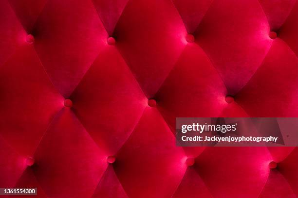 full frame shot of red velvet sofa - bottone articoli di merceria foto e immagini stock