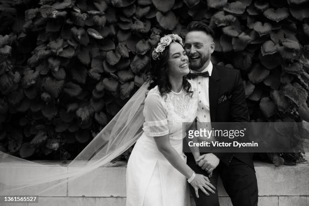 outdoor portrait of the happy and beautiful newlyweds - hochzeitspaar stock-fotos und bilder