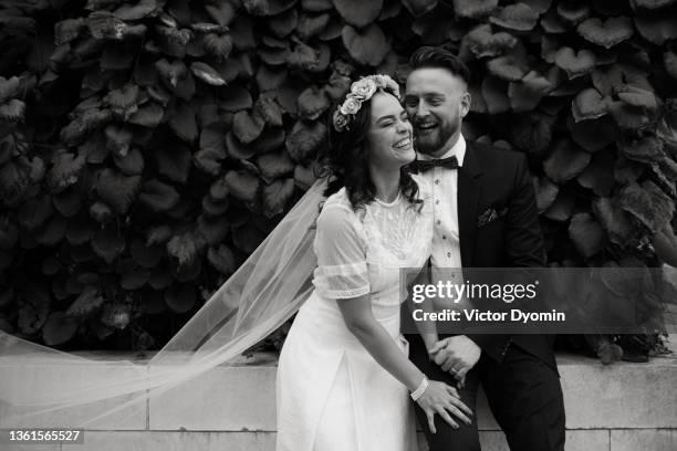 outdoor portrait of the happy and beautiful newlyweds - 新婚夫婦 個照片及圖片檔