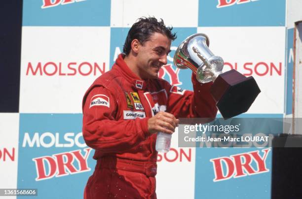 Le pilote de formule 1 Jean Alesi remporte la troisième place du Grand Prix du Canada, le 12 juin 1994.