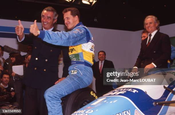 Le pilote de formule 1 Michaêl Schumacher et le directeur d'écurie Flavio Briatore présentent la nouvelle voiture de course, le 30 janvier 1995.