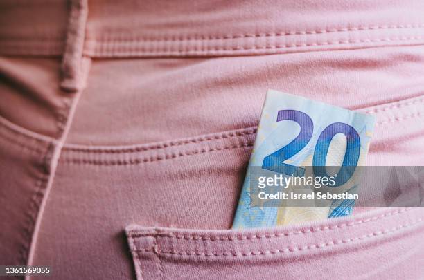 horizontal view of money in the pocket of a pair of pink jeans. - 20 per cent foto e immagini stock