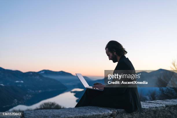 geschäftsmann entspannt bei sonnenaufgang auf bergrücken - schweiz business stock-fotos und bilder