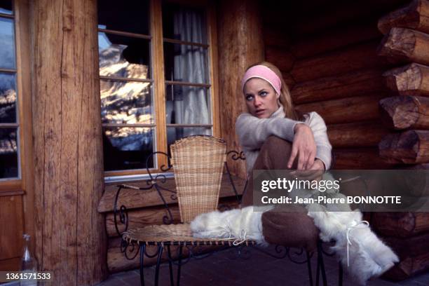 Portrait de actrice et réalisatrice Nathalie Delon deavant un châlet à la montagne, circa 1970.