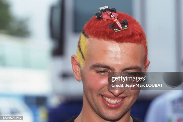 Supporter coiffé d'un modèle miniature de voiture de course lors du Grand Prix de Formule 1 d'Italie à Monza le 10 septembre 1995