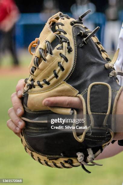 guanto da baseball indossato in campo - batting glove stock-fotos und bilder