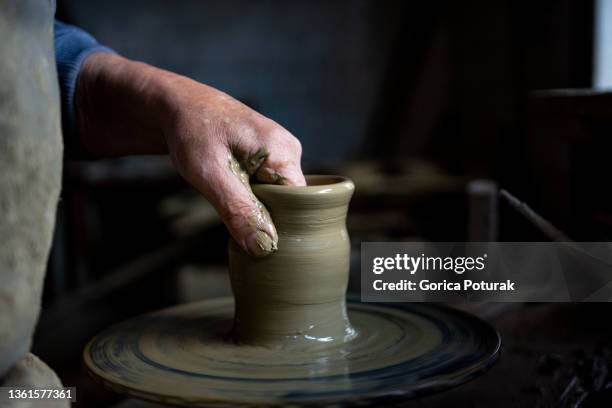 mani ritagliate di vasaio che fa pentola - clay foto e immagini stock