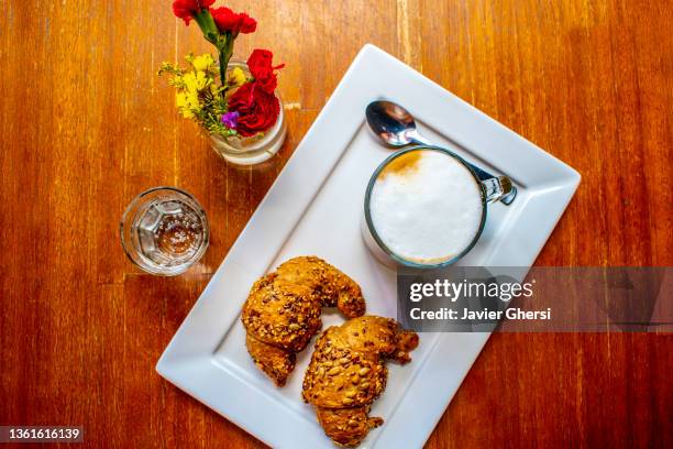 medialunas integrales y taza de café con leche (latte) - taza cafe stock pictures, royalty-free photos & images