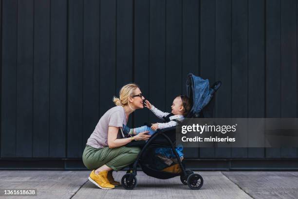 madre e hija jugando en el exterior - cochecito de bebé fotografías e imágenes de stock