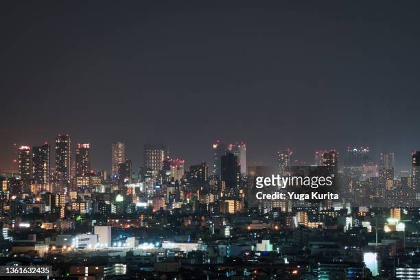東�側より望む大阪のスカイラインの夜景 (osaka skyline in the evening) - 大阪市 stock-fotos und bilder