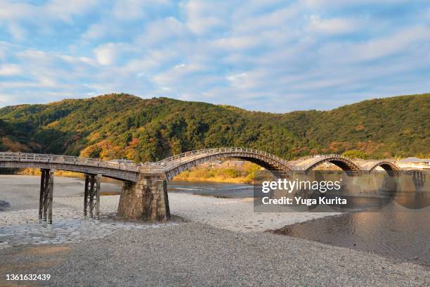 朝日を浴びる山口県岩国市にある日本三大奇橋の１つ錦帯橋  (kintai bridge in yamaguchi pref., japan) - yamaguchi stock pictures, royalty-free photos & images