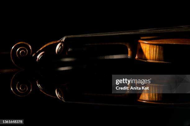 violin on a black background - saiteninstrument stock-fotos und bilder