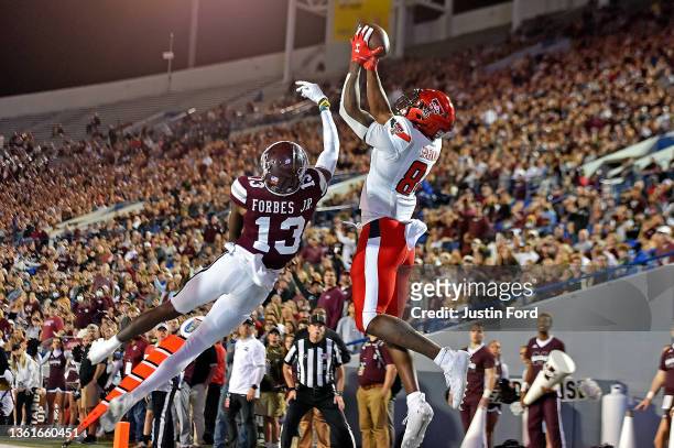 Sparkman of the Texas Tech Red Raiders catches a pass for a touchdown against Emmanuel Forbes of the Mississippi State Bulldogs during the second...