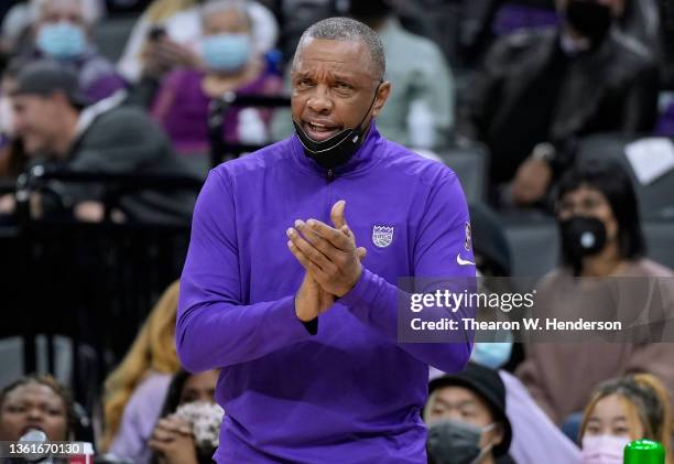 Head coach Alvin Gentry of the Sacramento Kings reacts to a foul called against his player while playing the Oklahoma City Thunder during the fourth...