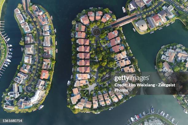 luxury houses on artificial islands - boat singapore bildbanksfoton och bilder