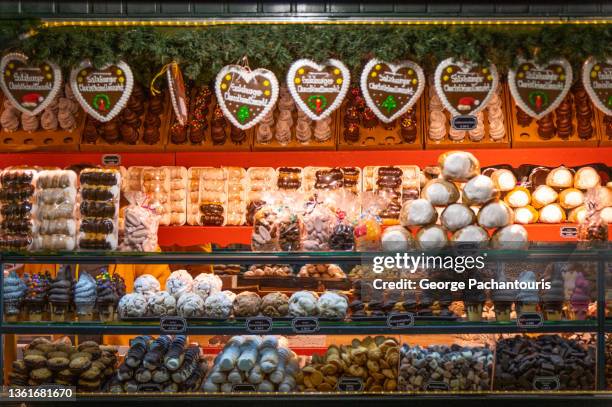 lebkuchen hearts and other sweets on sale - salzburger land stock pictures, royalty-free photos & images