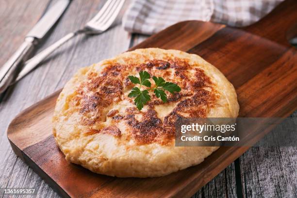 spanish omelet on wooden table - tortilla de patata fotografías e imágenes de stock