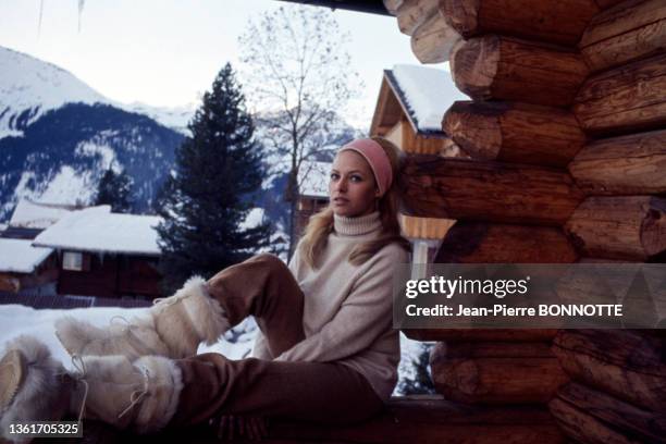 Portrait de actrice et réalisatrice Nathalie Delon deavant un châlet à la montagne, circa 1970.