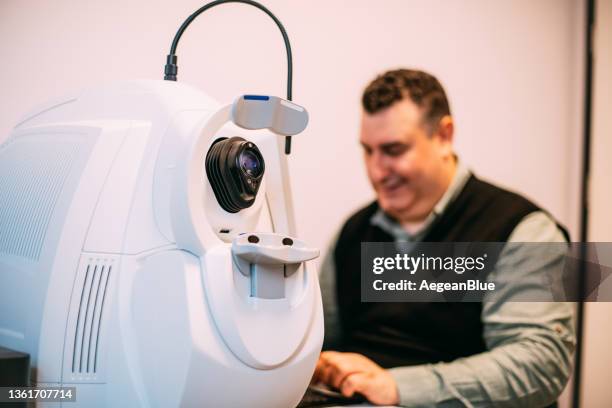 technician using ophthalmology oct device - cornea scan stock pictures, royalty-free photos & images