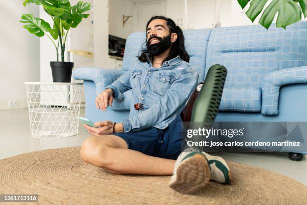 man with prosthesis at home - fake man stockfoto's en -beelden